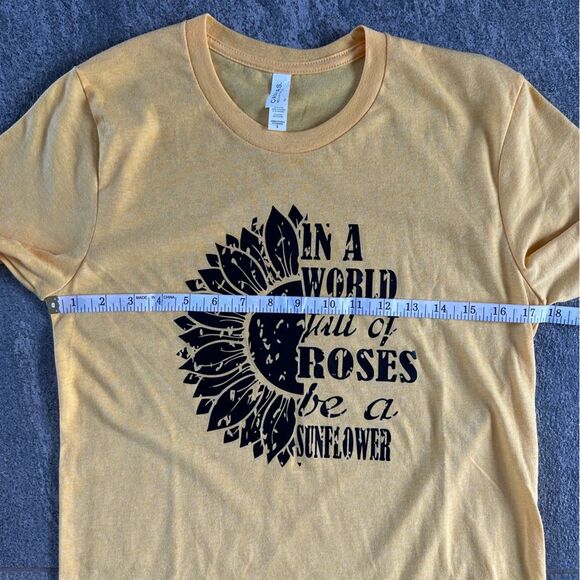 NWOT In a World Full of Roses Be A Sunflower Graphic Short Sleeve Crewneck Tee S - Picture 12 of 14